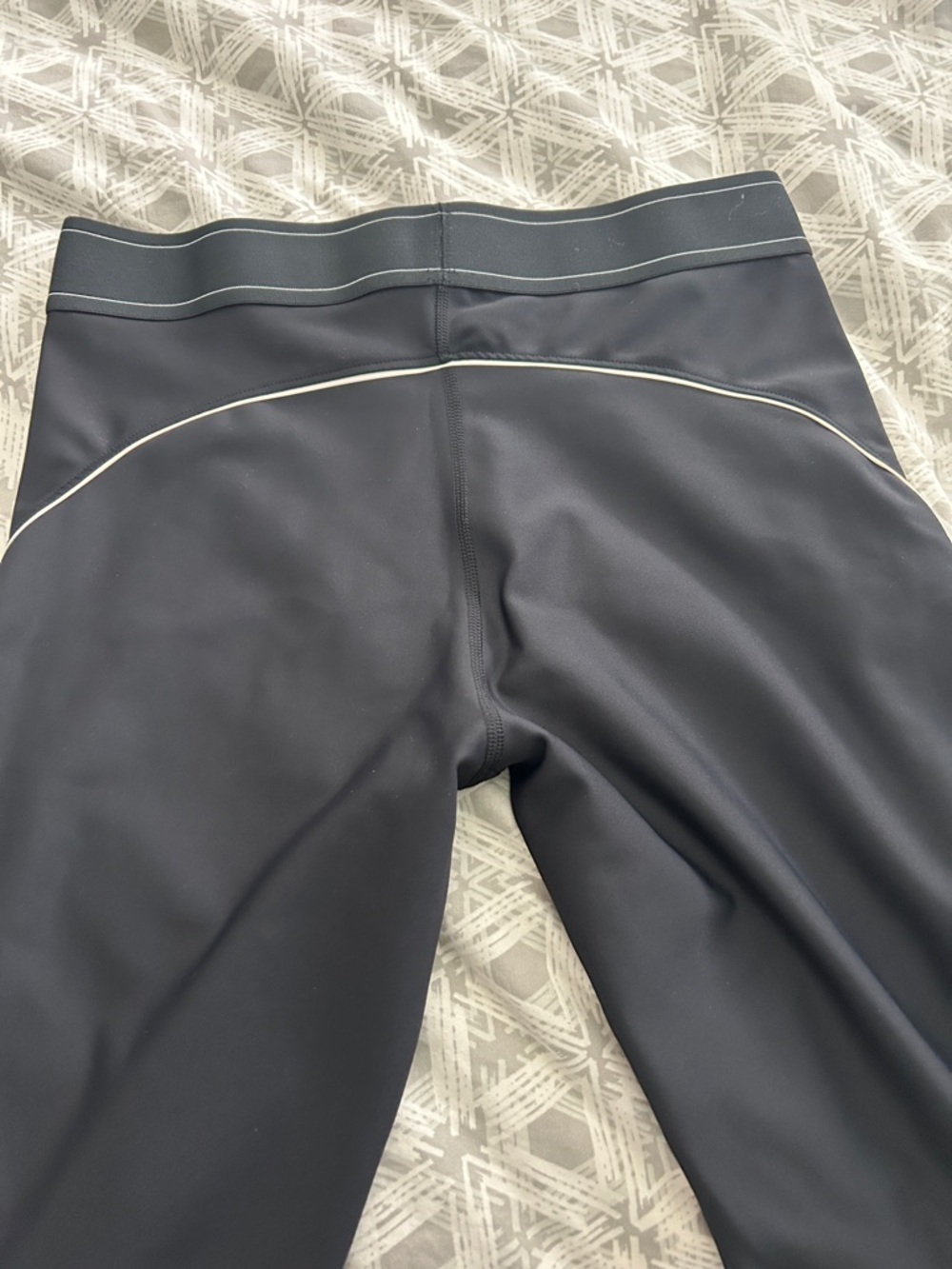 ALO Yoga Black Leggings with White Waist Stripe - Picture 3 of 3